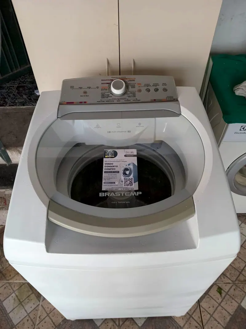 Lavadora Brastemp 11 kg branca, de frente, com a tampa de vidro