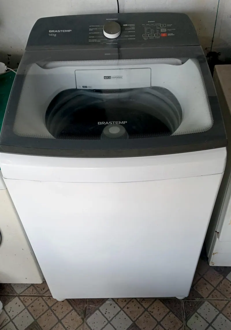 Lavadora Brastemp 14 kg branca, vista de cima, com o painel cinza