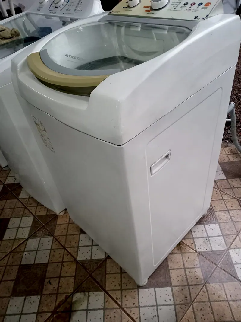 Lavadora Brastemp 8 kg branca, vista de lado, com a tampa de vidro