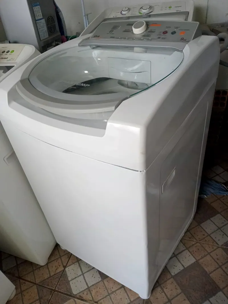 Lavadora Brastemp 9 kg branca, vista de lado, no pátio