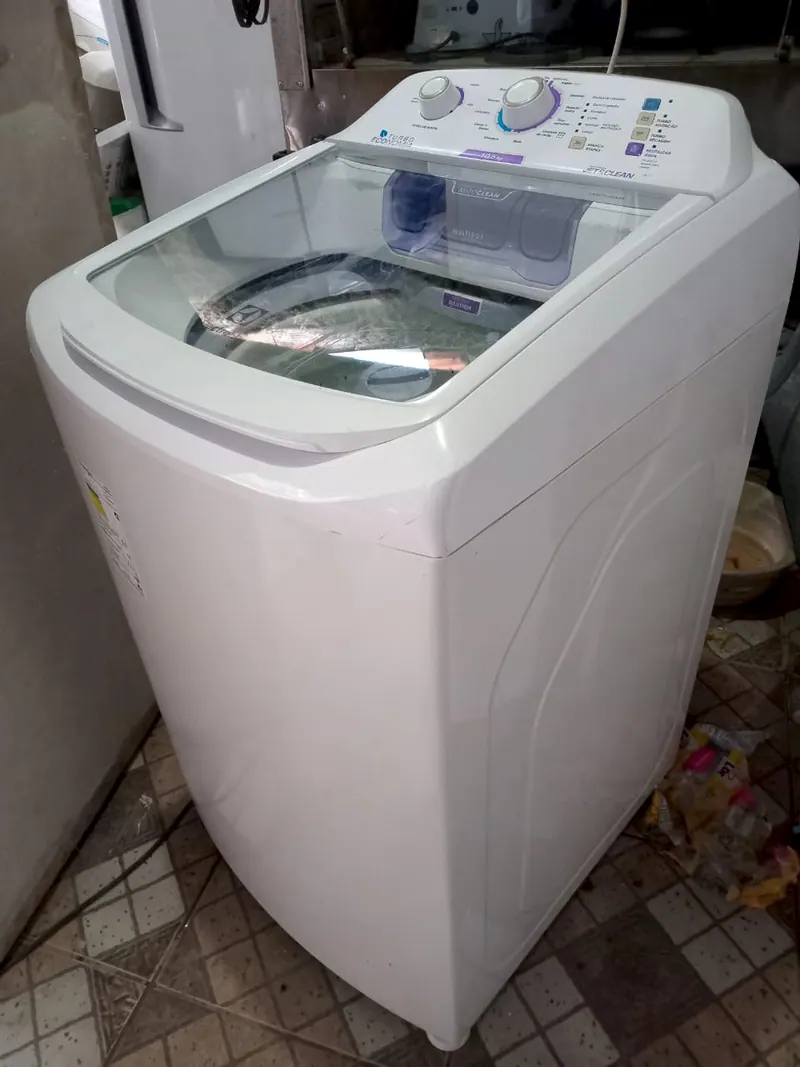 Lavadora Electrolux 10 kg branca, vista de lado, com a tampa de vidro
