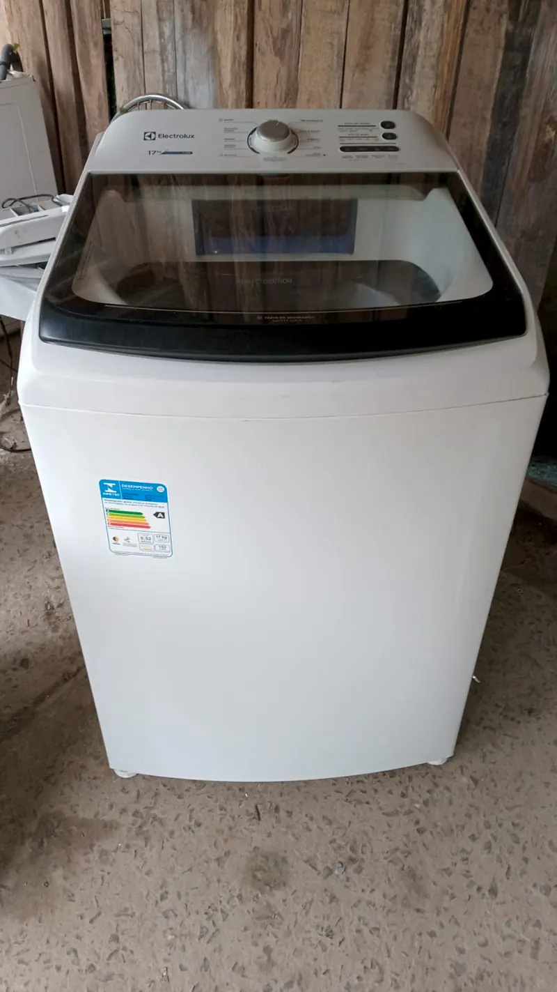 Lavadora Electrolux 17 kg branca, de frente, com a tampa de vidro