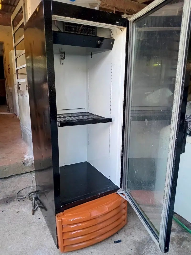 Expositor preto de porta de vidro, aberto, com prateleira