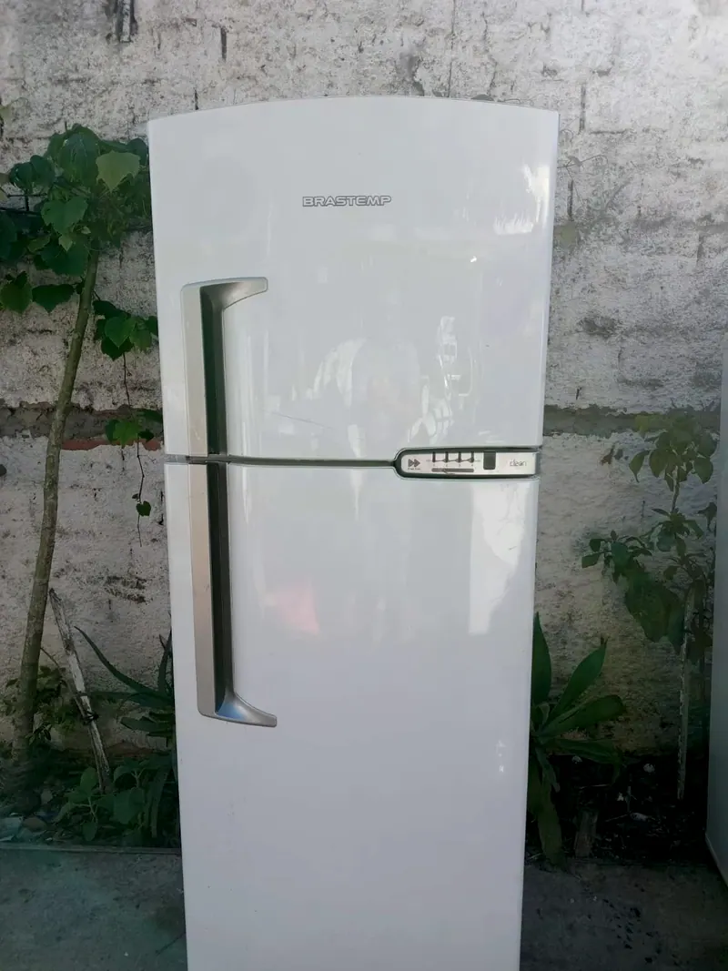 Geladeira Brastemp branca de duas portas, de frente