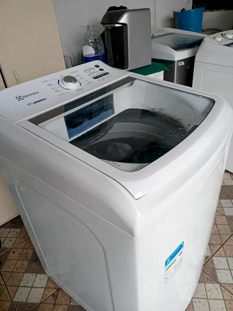 Lavadora Electrolux branca, vista de cima e de lado